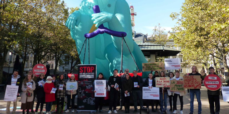 Action de l’Initiative pour un devoir de vigilance avec la statue gonflable de “Lady Justice”.