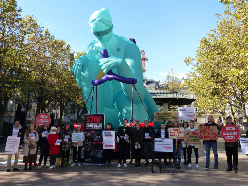 Action de l’Initiative pour un devoir de vigilance avec la statue gonflable de “Lady Justice”.